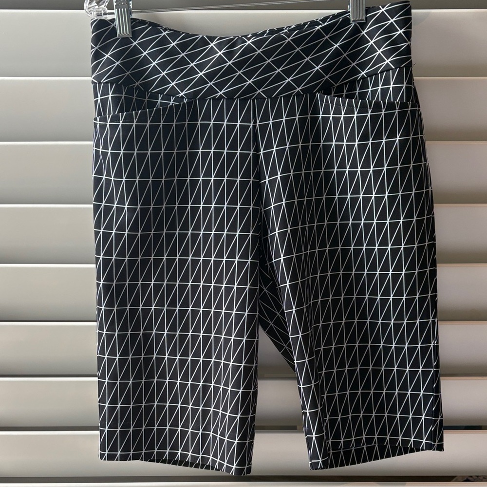 Tail Women's Geometric Performance Stretch Bermuda Shorts; Sz: 6; EUC